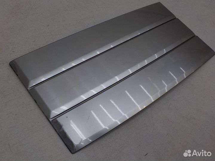 Накладка двери передней левой на Land Rover Range Rover LR074636