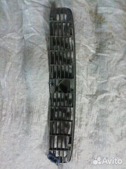 Решетка радиатора передняя Nissan Bluebird