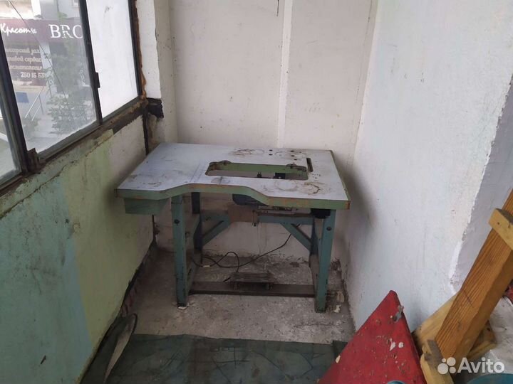 Швейная машинка, швейный стол