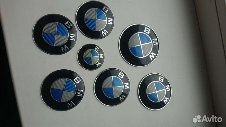 Эмблемы бмв синие с белым карбон