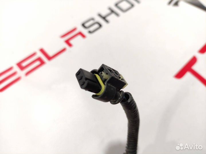 Фишка (разъем) электропроводка подкапотная Tesla