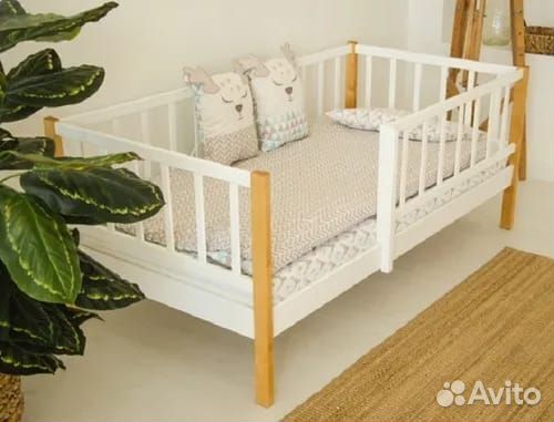 Кроватка Лисенок для малыша из массива с бортиком