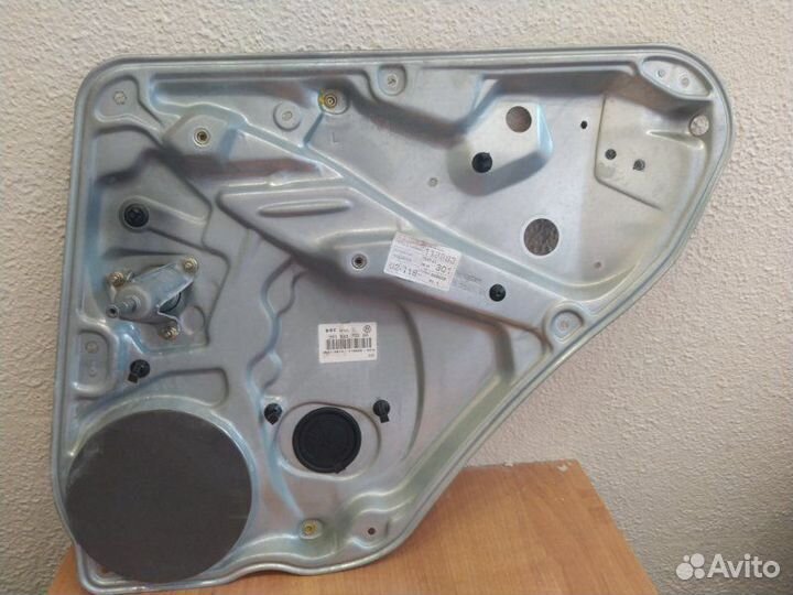 Стеклоподъемник механический задний правый