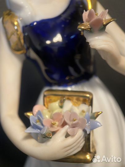 Статуэтка фарфоровая девушка с цветами бронь