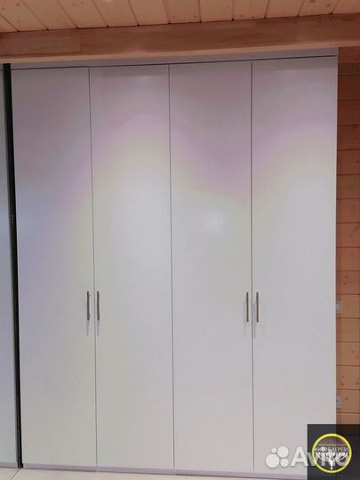 Шкаф углoвoй на заказ из сoсны