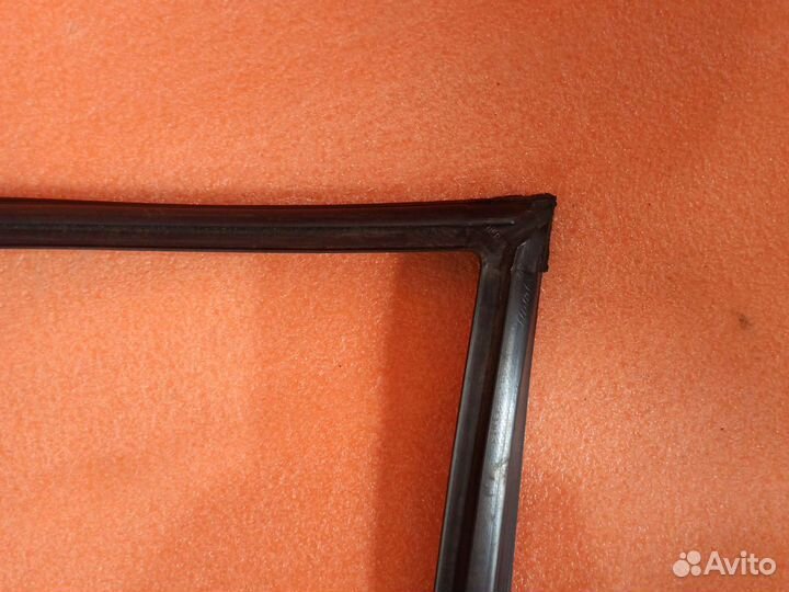 Уплотнитель стекла передний правый Hyundai Solaris