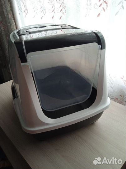 В резерве. Закрытый туалет домик для кошек