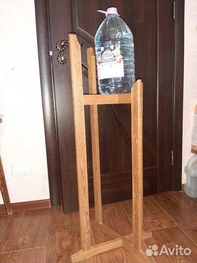 Деревянная, новая подставка под бутыль с водой