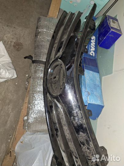 Решетка радиатора и эмблема Тойота Королла е170