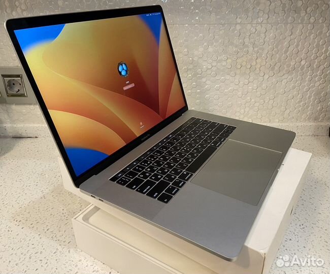 Macbook Pro 15 2019 i7/32/512 + подарок USB HUB
