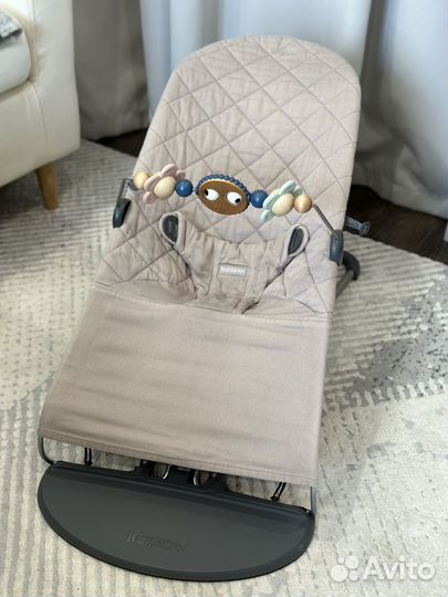 Шезлонг babybjorn с игрушкой