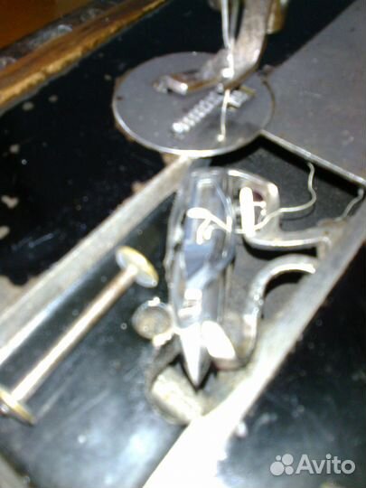 Антикварная швейная машина 