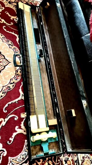 Плосковязальная ручная машина 