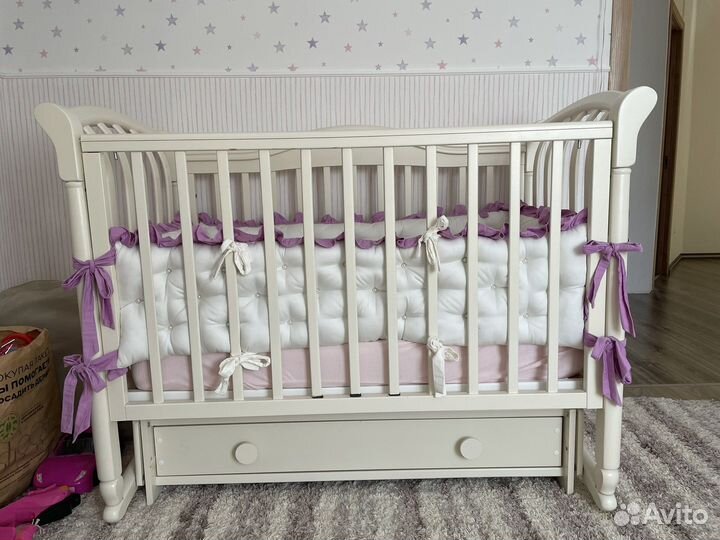 Детская кроватка и комод