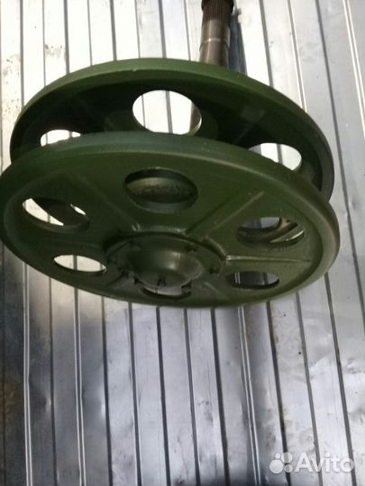 Колесо направляющее мтлб с осью в сборе