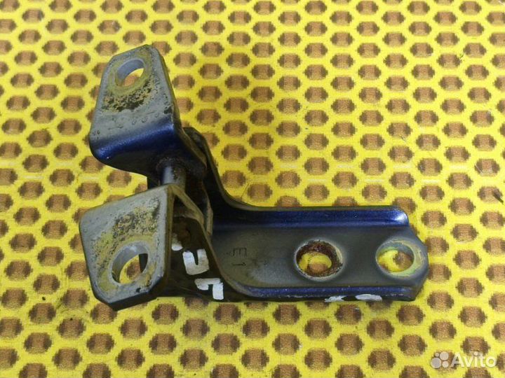 Петля двери передняя нижняя левая Mitsubishi