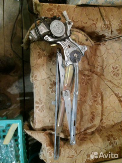 Стеклоподъемник на тойота ипсум 10-15