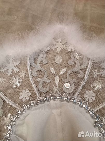 Кокошник Снегурочке со стразами белый с лентами