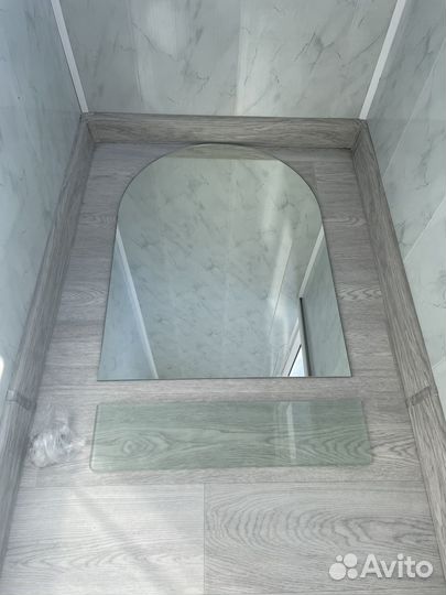 Зеркало в ванную с полочкой