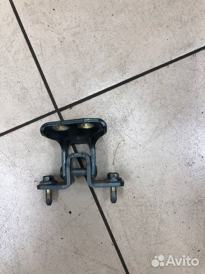 Петля двери задняя правая Mitsubishi Outlander