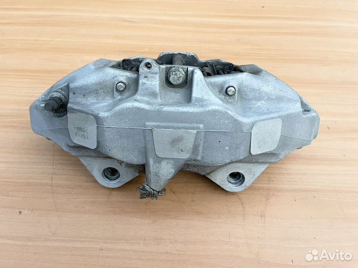 Суппорт правый Mercedes W222 C217 W217