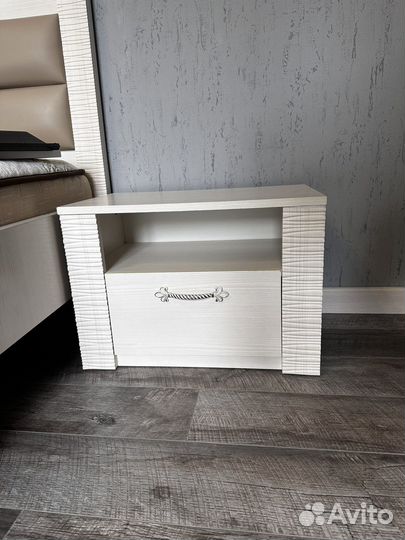 Тумба прикроватная