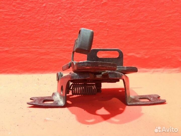 Замок капота Volkswagen Golf MK3 1995