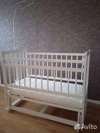 Детская кроватка с поперечным маятником