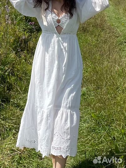 Белое платье с вышивкой