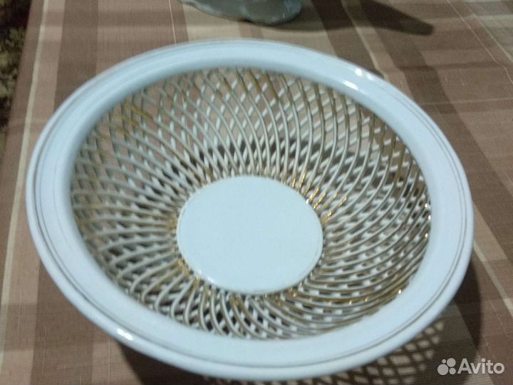 Сухарница с прорезным бортом, фаянс, золочение