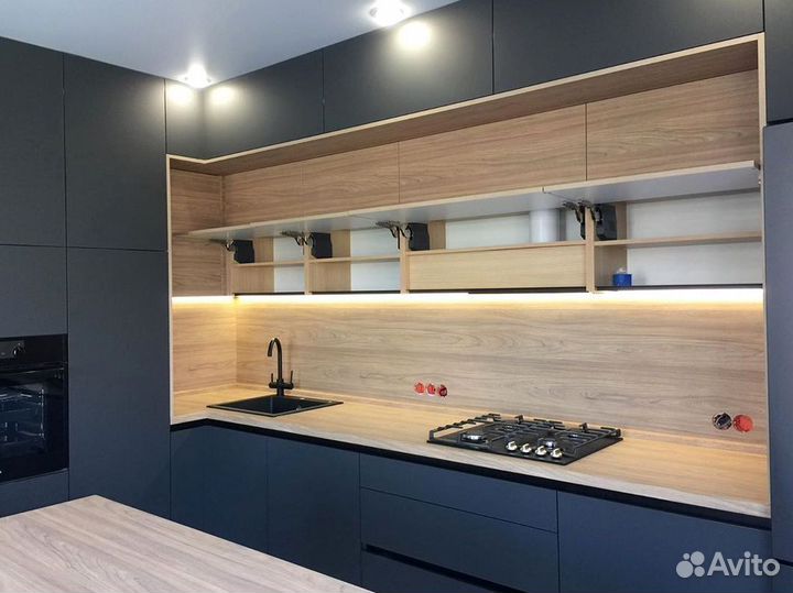 Кухня с каменным островом