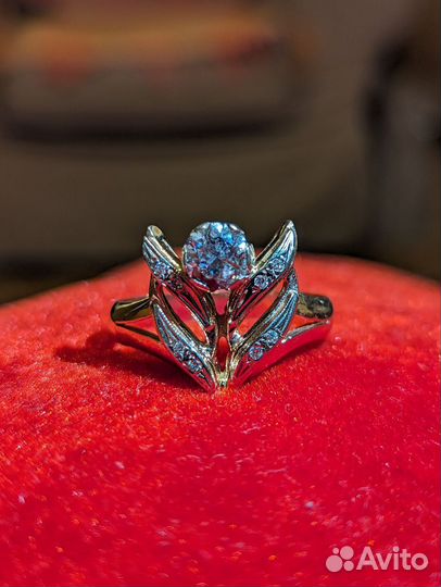 Золотое кольцо с бриллиантом