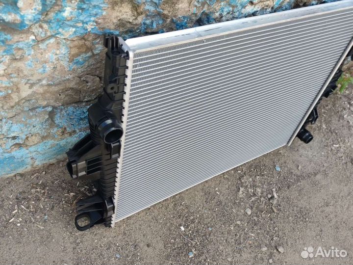 Радиатор охлаждения Volkswagen Touareg 7P0121253A