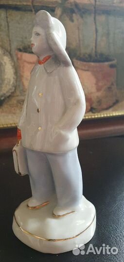Статуэтка фарфоровая школьник Дулево