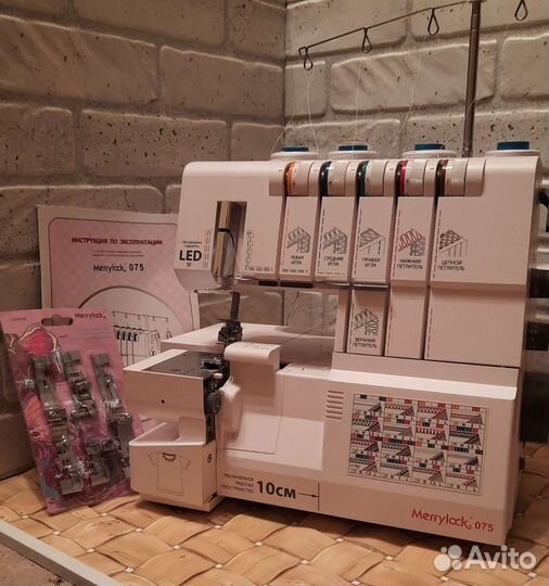 Швейная машинка с оверлоком+лапки в подарок