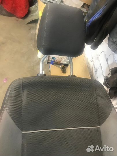Передние сидения от Форд Фокус 3
