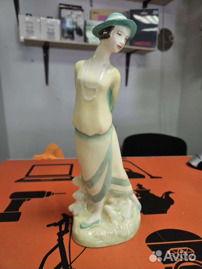 Статуэтка фарфоровая Royal Dulton Eliza