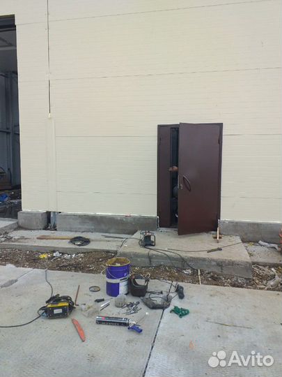 Дверь металлическая двухстворчатая в магазин,склад