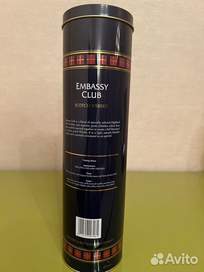 Бутылка и стаканы от элитного виски Glenfiddich