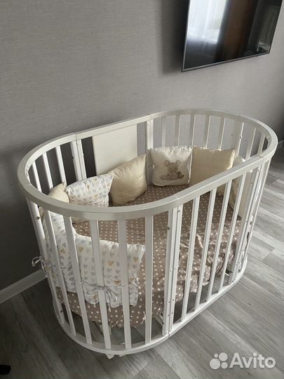 Детская кроватка с маятником