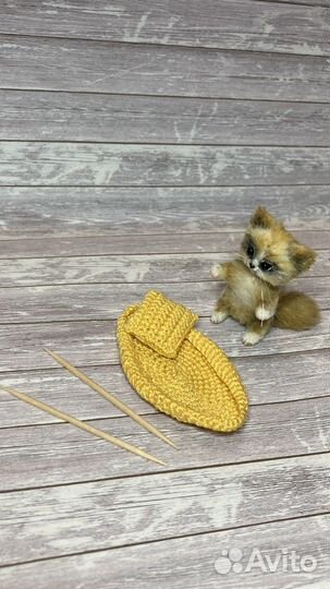Миниатюрная вязаная игрушка котик