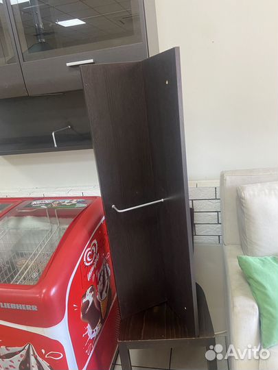 Навесные шкафчики с полочками