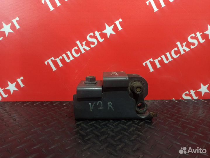 Кронштейн усилителя переднего бампера правый