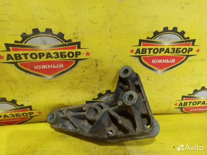 Кронштейн МКПП Opel Astra H