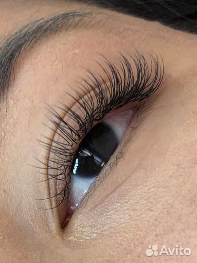 Мастер по наращиванию ресниц