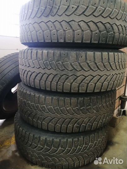 Bridgestone Blizzak Spike-02 SUV 215/65 R16