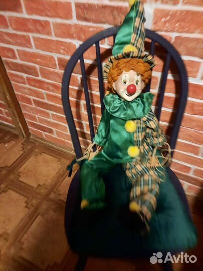 Большой клоун на качелях