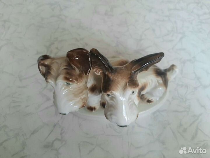Фарфоровая статуэтка собак 