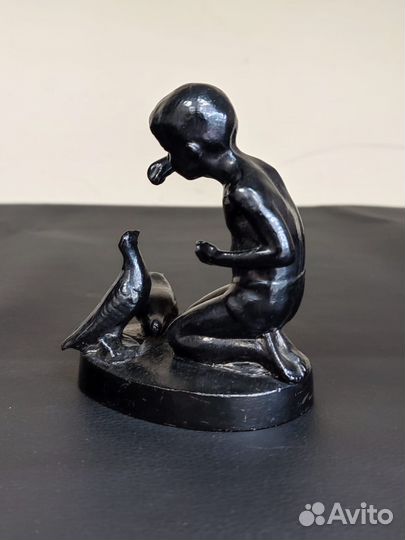 Статуэтка Мальчик кормит голубей Касли 9,5 см