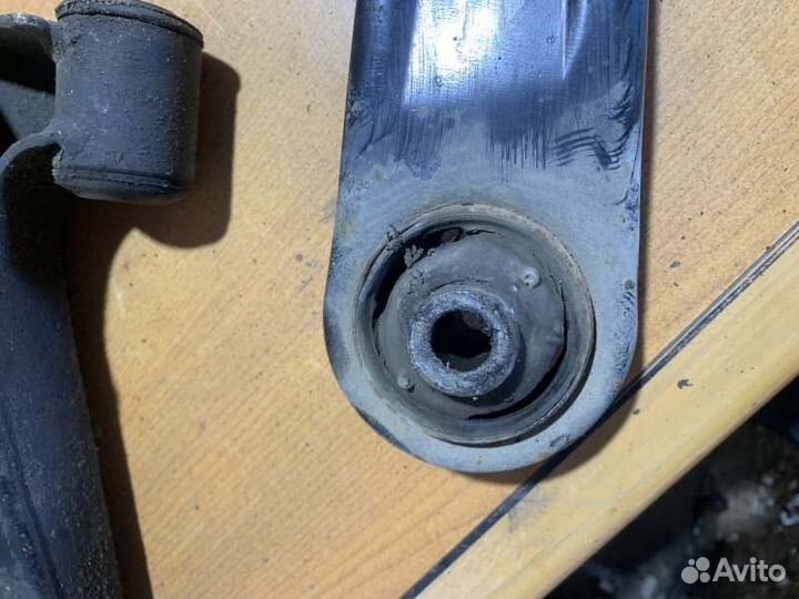 Рычаг подвески передний правый Mitsubishi Lancer